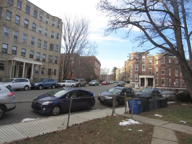 163 Strathmore Rd, Unit 1 in Boston, MA - Building Photo - Building Photo