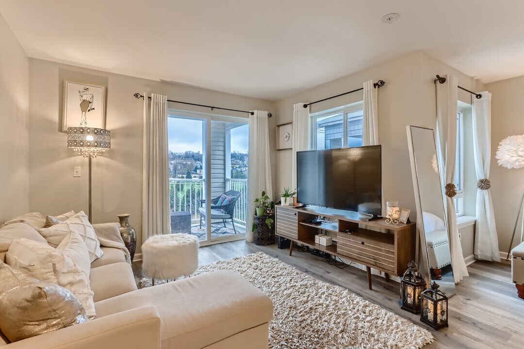 2530 15th Ave W, Unit 508 in Seattle, WA - Building Photo
