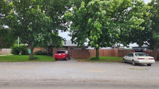 11889 Indian Trails Rd, Unit 2 in Marietta, OK - Building Photo