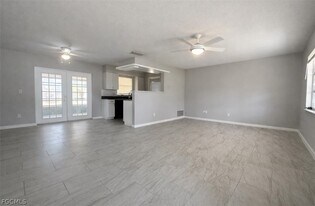 424 Cactus Cir in Lehigh Acres, FL - Building Photo