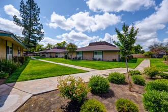 Shields-West Apartments in Fresno, CA - Building Photo - Primary Photo