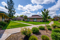 Shields-West Apartments in Fresno, CA - Foto de edificio - Primary Photo