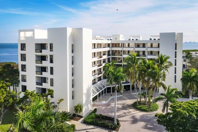 1930 Harbourside Dr in Longboat Key, FL - Foto de edificio - Building Photo