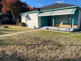 195 E Canal Dr in Turlock, CA - Building Photo