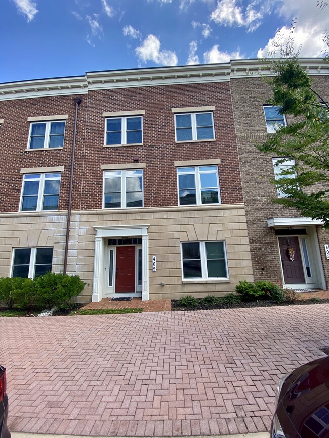 409 Uptown St in Gaithersburg, MD - Foto de edificio - Building Photo