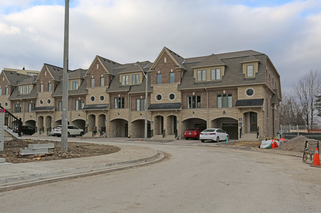 The Townes of Richview in Toronto, ON - Building Photo - Building Photo