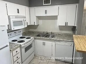 525 E Peppertree Ave in Apache Junction, AZ - Building Photo - Building Photo