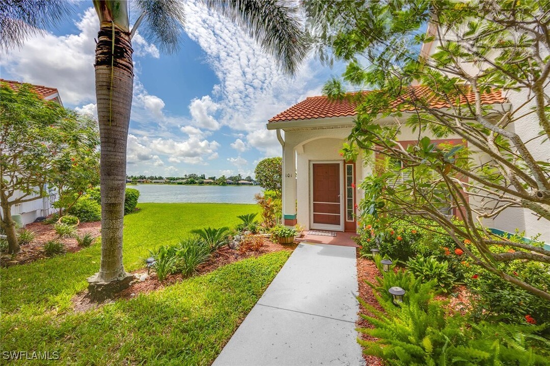 613 Windsor Sq in Naples, FL - Building Photo