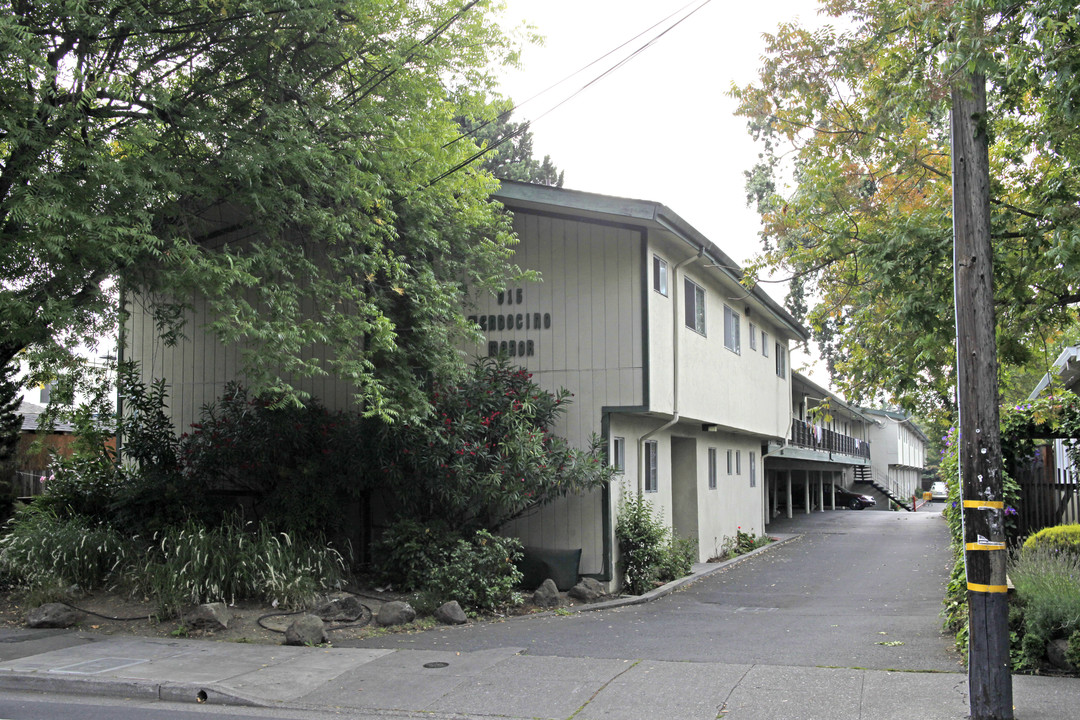 Mendocino Manor in Santa Rosa, CA - Foto de edificio