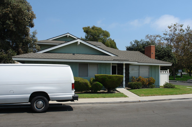 17092 Evergreen Cir in Huntington Beach, CA - Building Photo - Building Photo