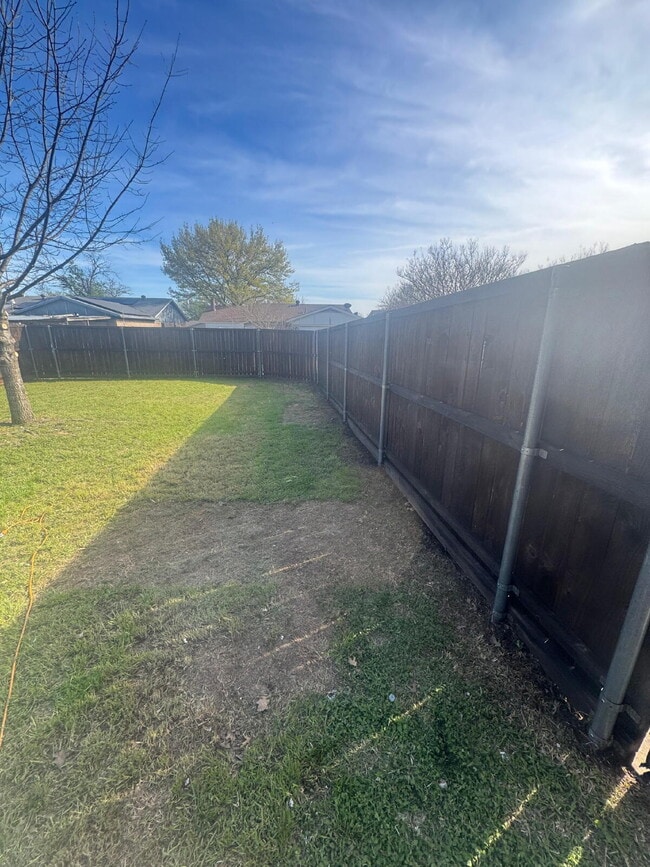 1010 Alicia Ln in Lancaster, TX - Building Photo - Building Photo