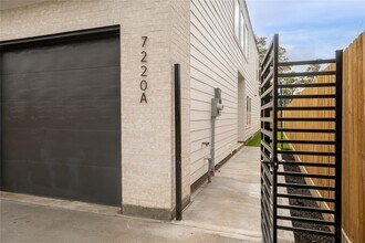 7220 S Hall St in Houston, TX - Building Photo - Building Photo