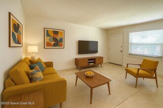 5600 N Banana River Blvd in Cocoa Beach, FL - Foto de edificio - Building Photo