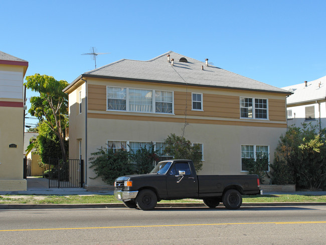 1221 S Fairfax Ave in Los Angeles, CA - Building Photo - Building Photo