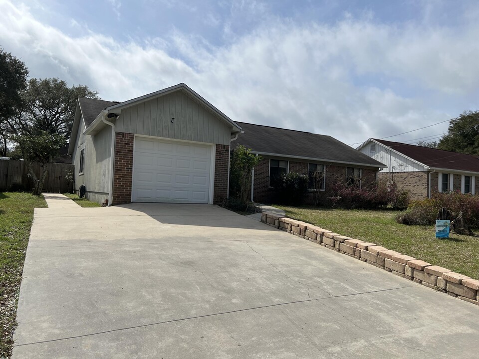 210 Honeysuckle Way in Niceville, FL - Building Photo