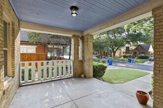 5807 Vickery Blvd in Dallas, TX - Foto de edificio - Building Photo