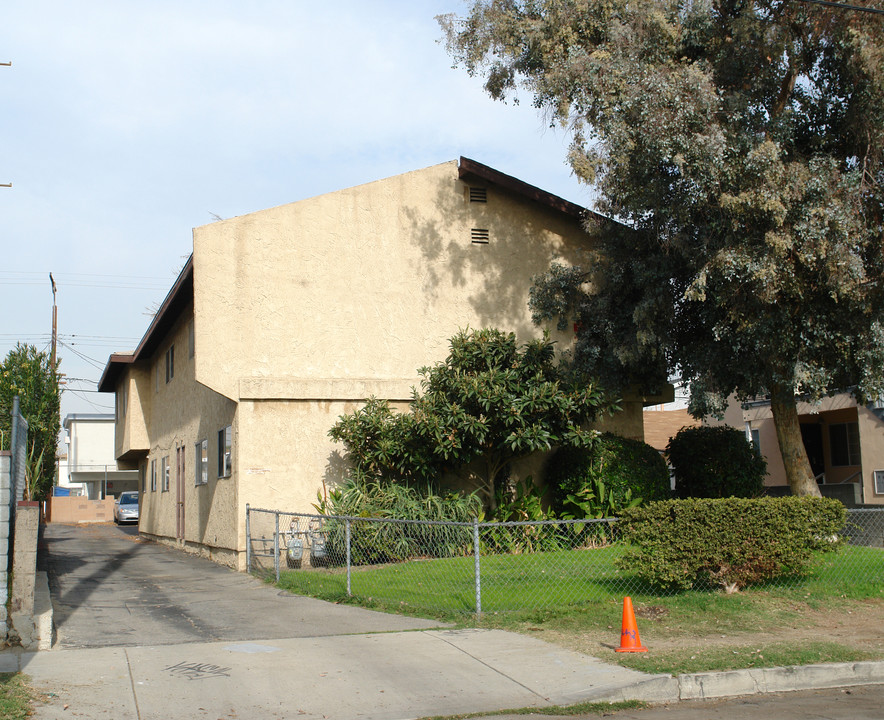 11227 Hatteras St in North Hollywood, CA - Building Photo