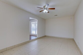 4123 Dacca Dr in Houston, TX - Foto de edificio - Building Photo