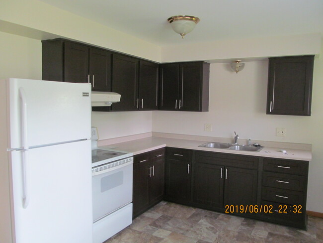 665 Ash St, Unit 3 in Prescott, WI - Foto de edificio - Building Photo