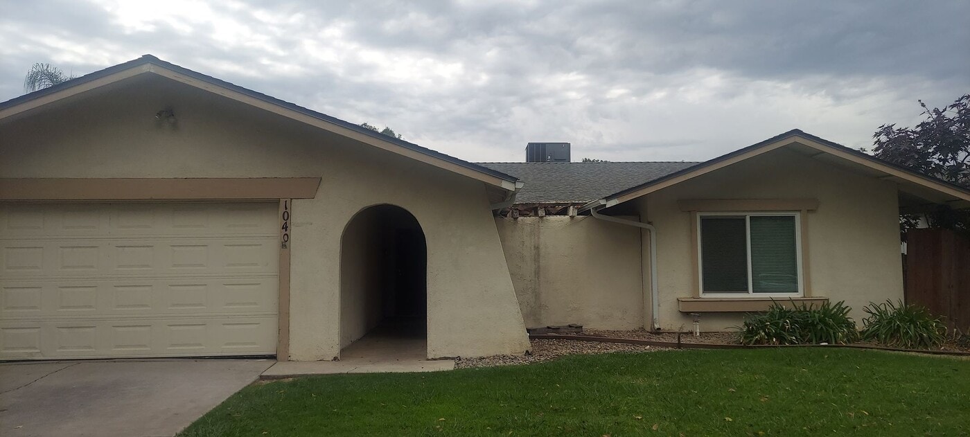 1040 E Donna Dr in Merced, CA - Building Photo