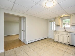 39 Graywood Rd in Port Washington, NY - Building Photo - Building Photo