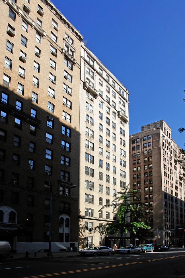 677 West End Ave in New York, NY - Foto de edificio - Building Photo