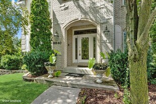 8840 Royal Dr in Burr Ridge, IL - Building Photo