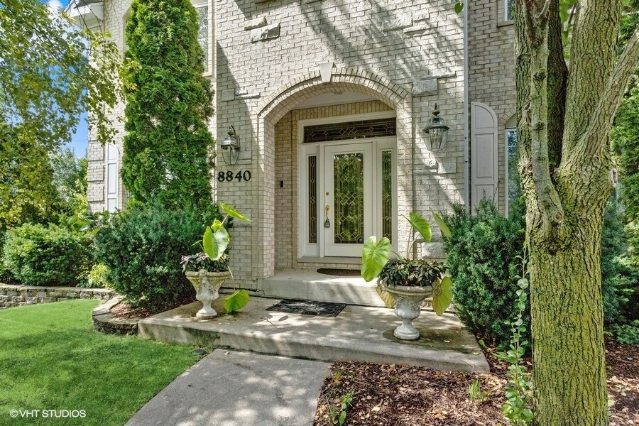 8840 Royal Dr in Burr Ridge, IL - Building Photo