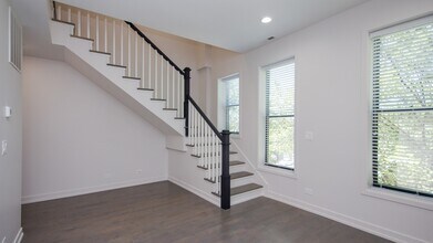 1008 W 18th St in Chicago, IL - Building Photo - Building Photo