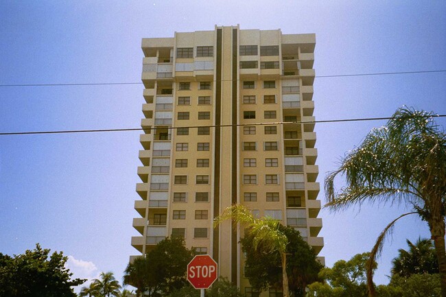 Sea Ranch Club B in Lauderdale-by-the-Sea, FL - Building Photo - Building Photo