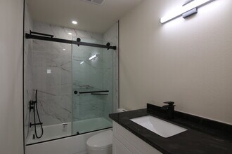 20744 Bermuda St, Unit 1 in Chatsworth, CA - Foto de edificio - Building Photo