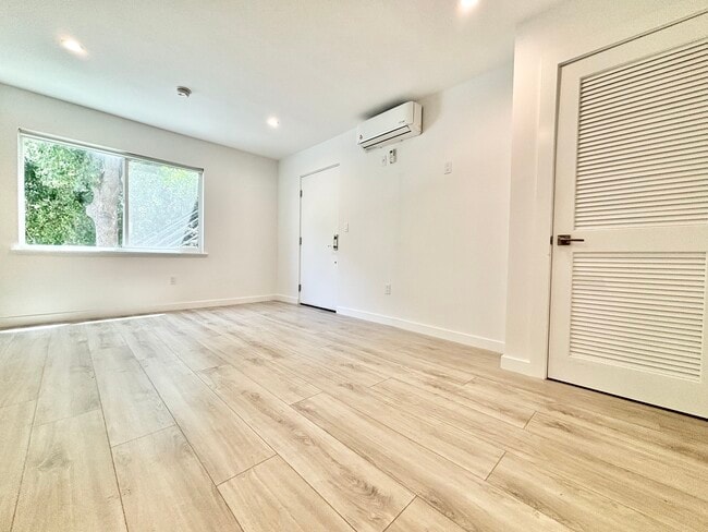 562 N Kenmore Ave in Los Angeles, CA - Building Photo - Building Photo