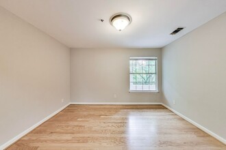 5700 Chapman Mill Dr in North Bethesda, MD - Building Photo - Building Photo