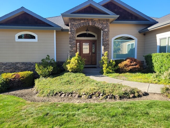 396 Patricia Ln in Eagle Point, OR - Building Photo - Building Photo