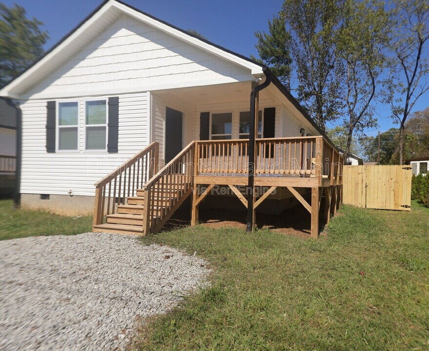 625 Edgewood Ave in Hendersonville, NC - Foto de edificio