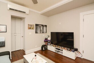 817 W Lakeside Pl in Chicago, IL - Building Photo - Building Photo