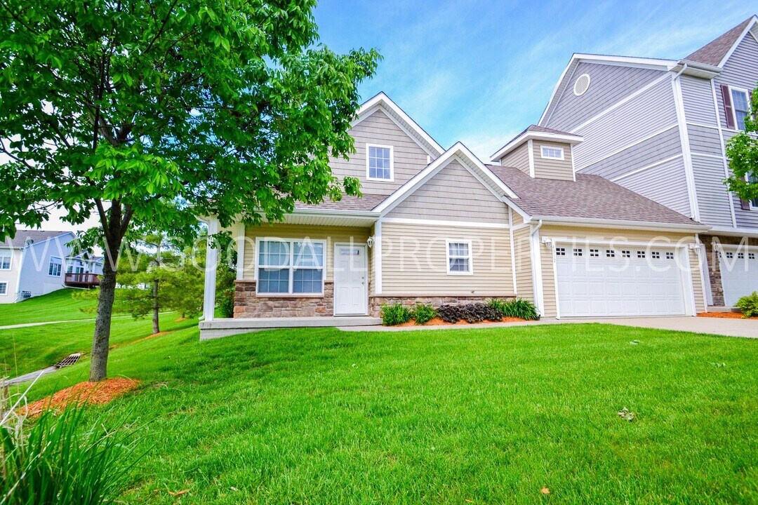 4312 152nd court in Urbandale, IA - Building Photo