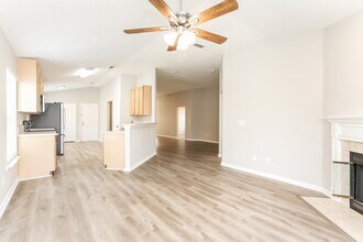 1725 Saw Lake Drive in Middleburg, FL - Foto de edificio - Building Photo