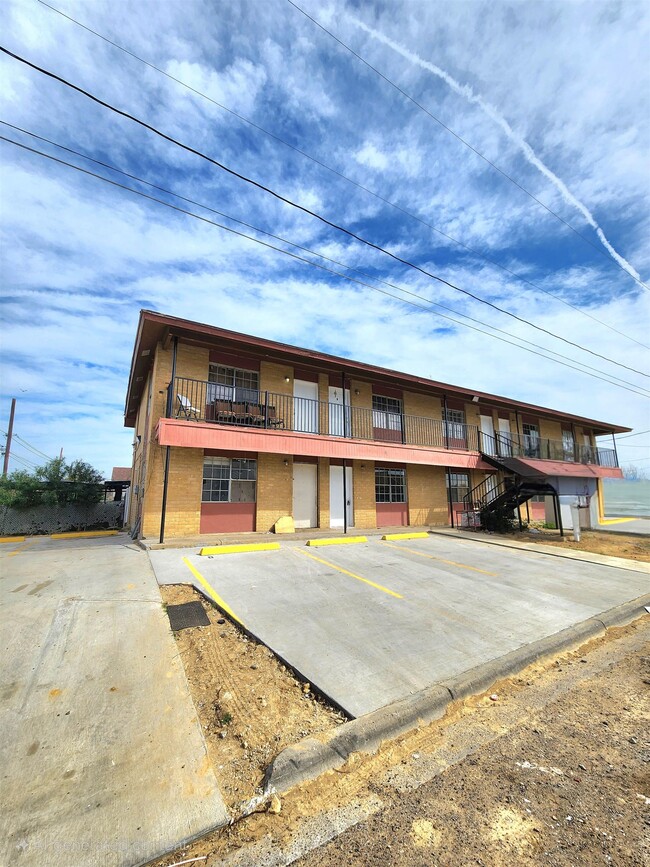 1001 Reynolds St in Laredo, TX - Building Photo - Building Photo