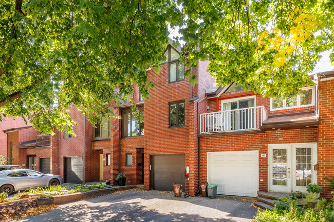 660 Des Seigneurs Rue in Montréal, QC - Building Photo - Building Photo