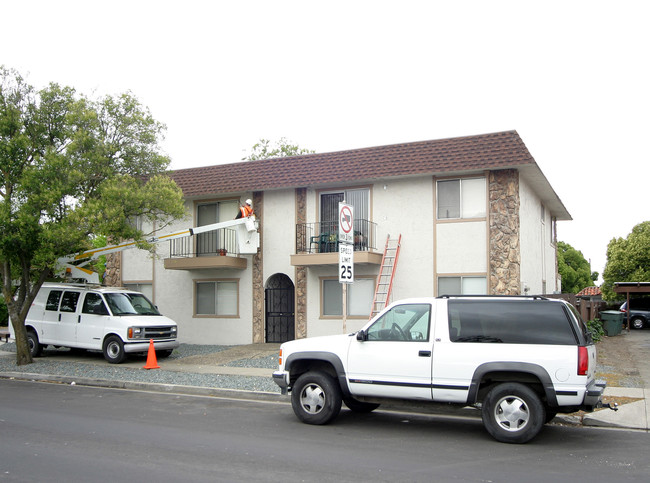 1915 Clayton Way in Concord, CA - Foto de edificio - Building Photo