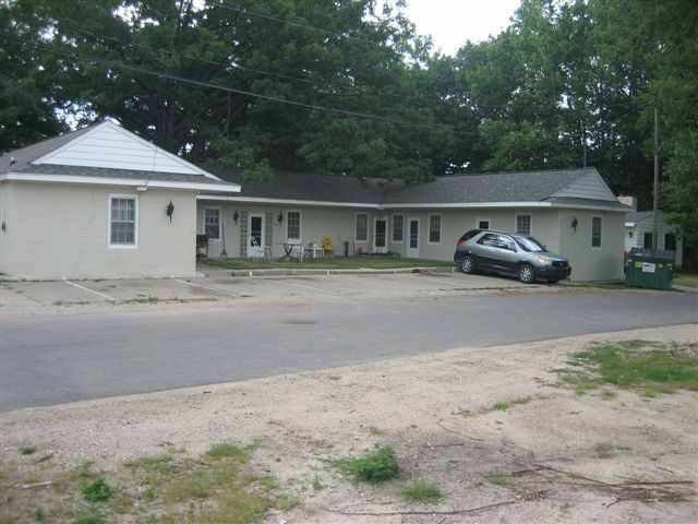 103-107 Tin Pan Alley in Houghton Lake, MI - Foto de edificio