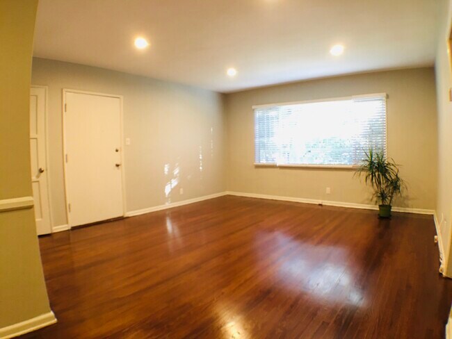 6703 Franklin Ave in Los Angeles, CA - Building Photo - Building Photo