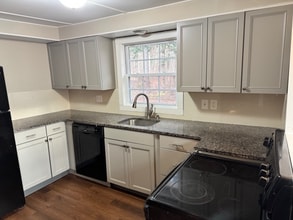 321 Clinton St in Concord, NH - Foto de edificio - Building Photo