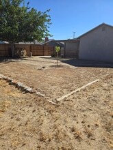 43309 18th St W in Lancaster, CA - Foto de edificio - Building Photo
