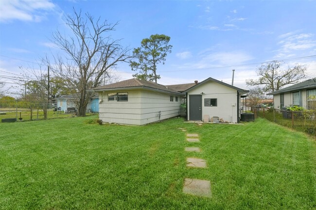 1913 Scarborough Ln in Pasadena, TX - Building Photo - Building Photo