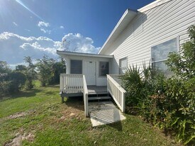 606 Florida Ave in Lynn Haven, FL - Building Photo
