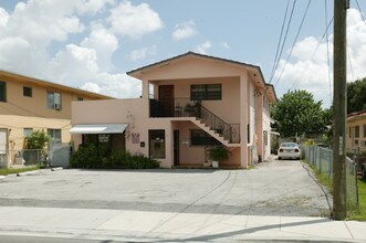 241-243 NW 57th Ave in Miami, FL - Building Photo - Building Photo