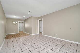 1736 Crestdale Dr in Houston, TX - Building Photo - Building Photo