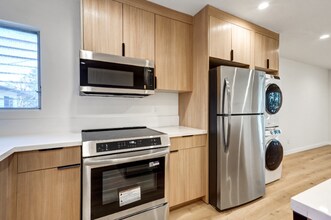 2525 Beverley Ave, Unit 10 in Santa Monica, CA - Building Photo - Building Photo